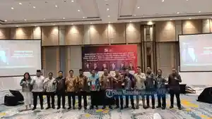OJK-SULUTGO-Kepala-OJK-Sulutgo-Robert-HP-Sianipar-bersama-kepala-daerah-U79.jpg