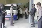 Petugas Kepolisian Jaga Vaksin Covid-19 di Gudang Dinkes Jateng