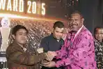 Rektor-Universitas-Papua-Hugo-Warami-menyerahkan-penghargaan-kepada-Tribunpapuabaratcom.jpg