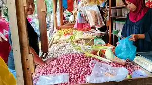 202312232_penjual-di-pasar-remu-sorong-bawang-merah-bawang-putih.jpg