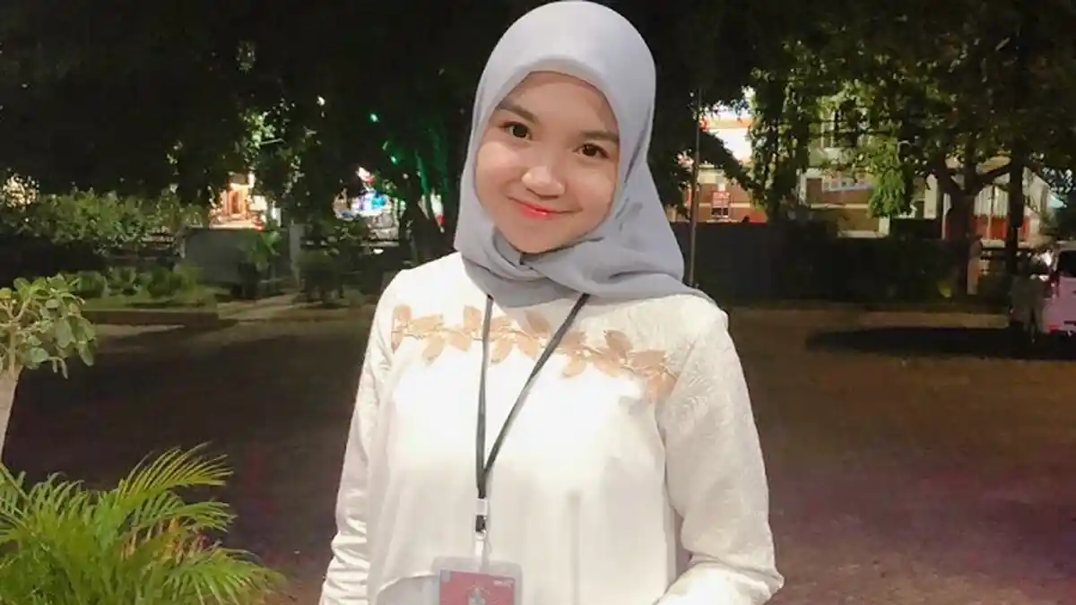 Galuh Intan Dan Desainer Ini Cantik Alami dengan Makeup Natural