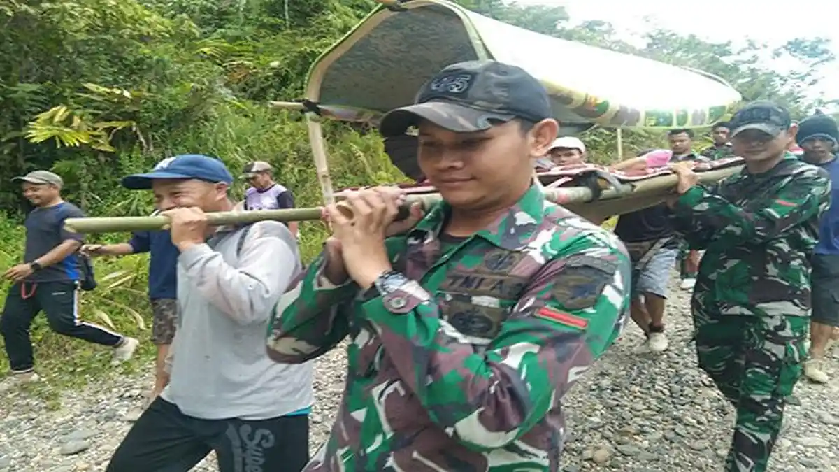Prajurit Satgas Pamtas Yonif 645/Gty Bantu Evakuasi Warga Perbatasan yang Sakit