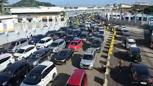 Kepadatan-kendaraan-saat-arus-mudik-di-Pelabuhan-Merak.jpg
