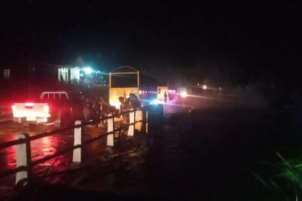 Kondisi Jalan dan Rumah Warga Pasca Banjir dan Pohon Tumbang di Sampara Konawe Sulawesi Tenggara