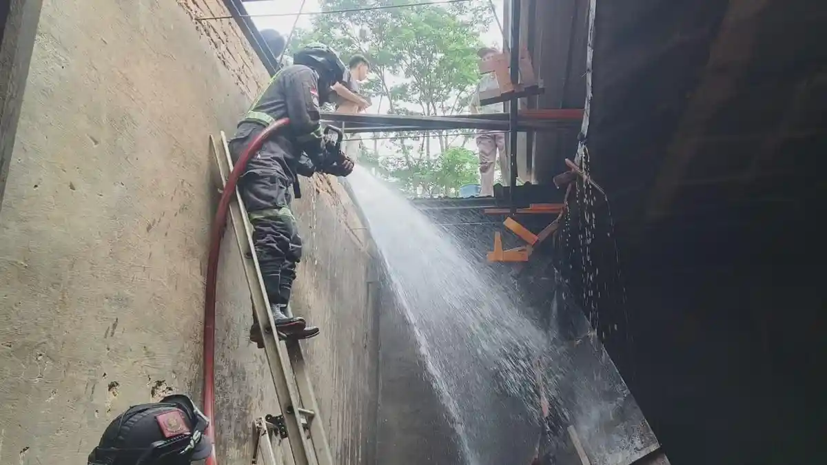 Breaking News, Pabrik Pengolahan Kayu di Cilimus Kuningan Terbakar
