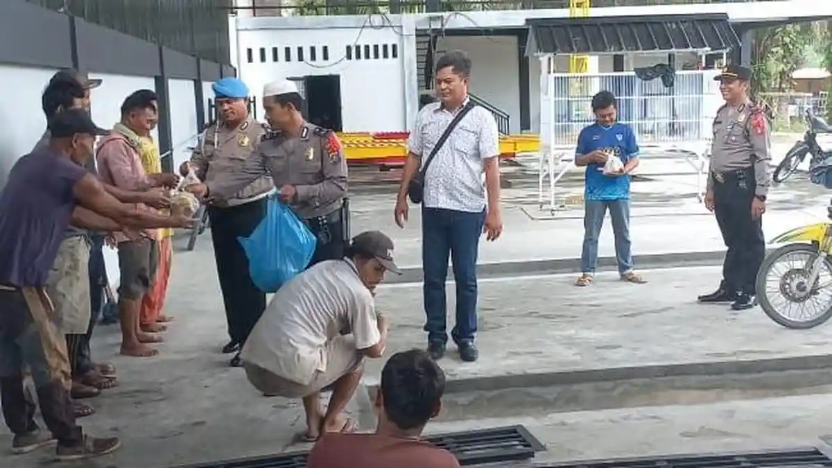 Jumat Berkah, Polsek Kampung Rakyat Bagikan Nasi Bungkus kepada Masyarakat