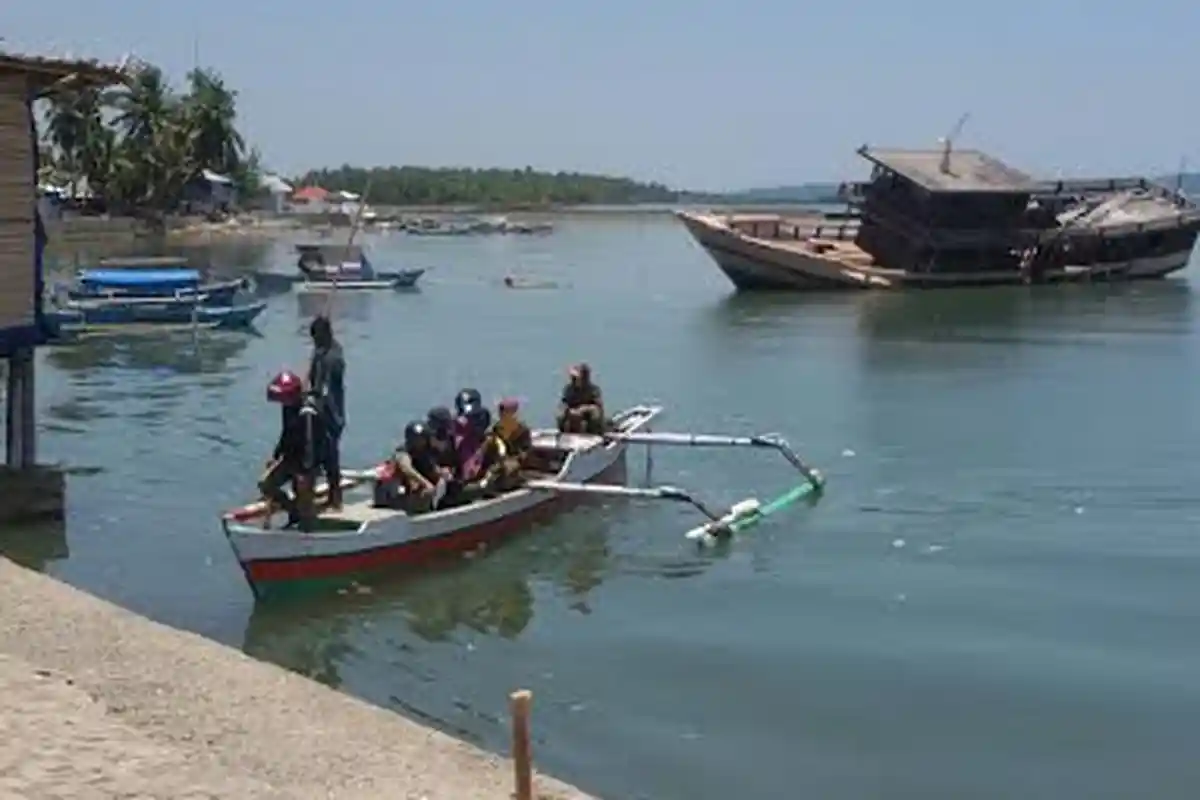 Demi Mengajar Siswa, Guru-guru di Selayar Ini Naik Jolloro Tiap Hari