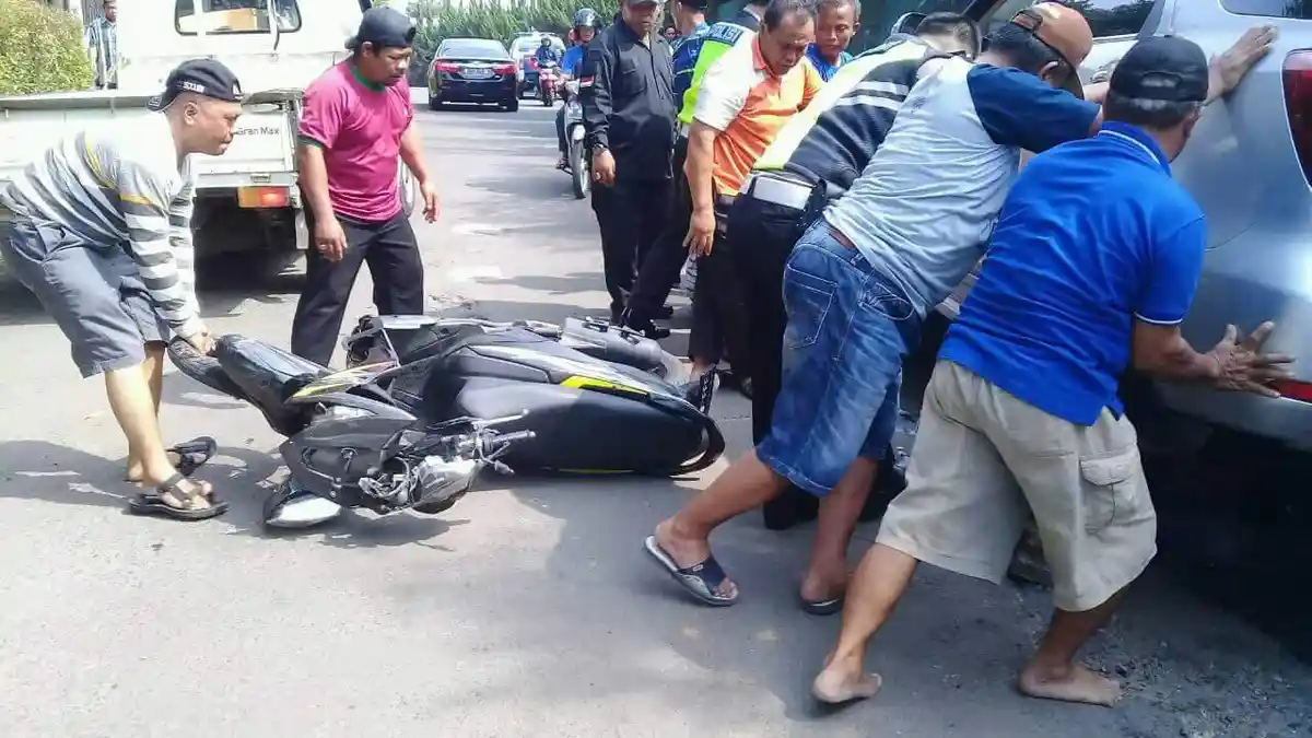 Pengemudi Terios Lindas Motor Ditumpangi Ibu dan Anak di Depok