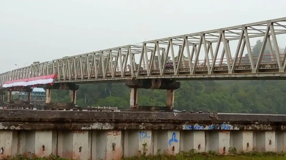 27 Komunitas Bentangkan Bendera Ukuran 76 M di Jembatan Sei Kayan, Bawa Pesan Jaga Kelestarian DAS
