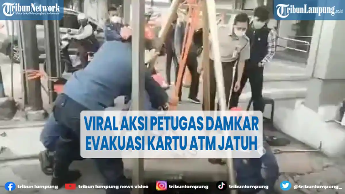 Viral Petugas Damkar DKI Evakuasi Kartu ATM Jatuh ke Gorong-gorong