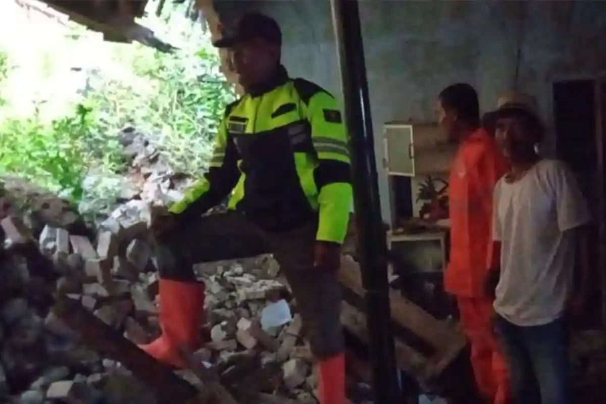 Rumah Hancur Dijebol Longsor Setinggi 5 Meter, Warga Cigudeg Bogor Terpaksa Ngungsi ke Tetangga