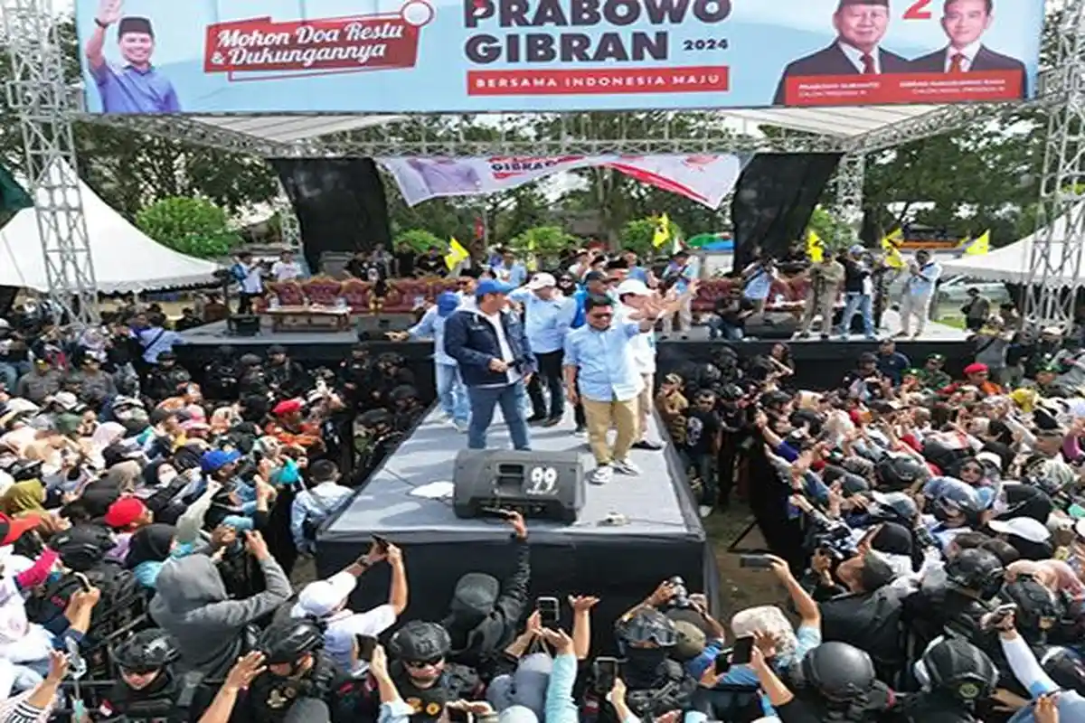 Pasha Ungu Hibur Ribuan Warga Sambas, Kampanye Paslon 02 Prabowo-Gibran