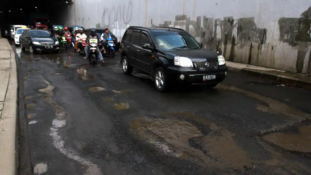 Hindari Tekan Rem Dalam-dalam Saat Terjang Lubang di Jalan