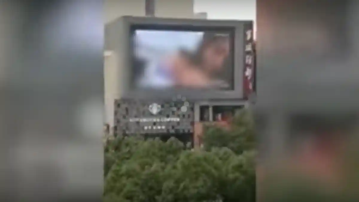 Tak Hanya Jakarta, Videotron di Tiongkok Ini pun Putar Adegan Panas Film Dewasa!