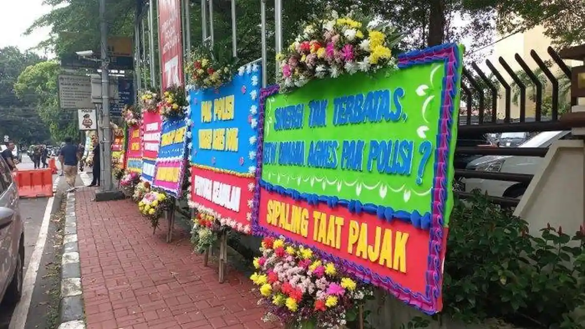 Polisi Diminta Jujur Ungkap Peran Kekasih Mario Dandy, Karangan Bunga Penuhi Mapolres Jaksel