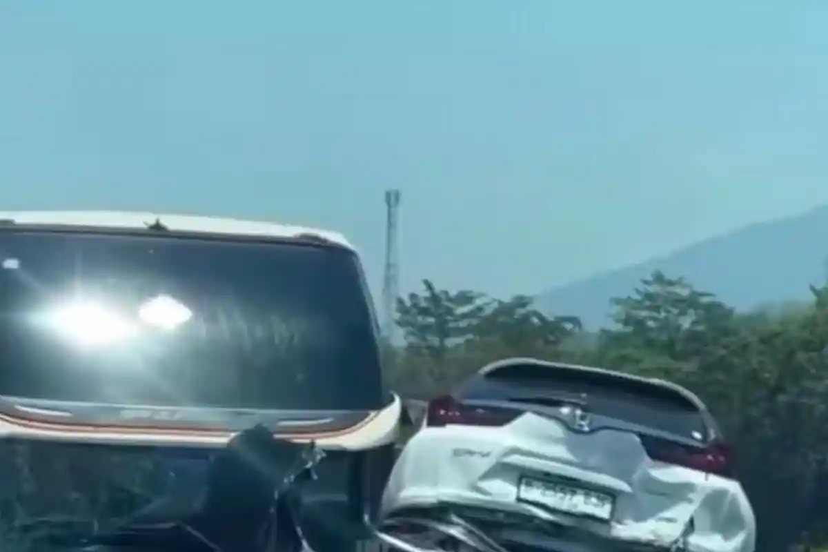 BREAKING NEWS : Kecelakaan Beruntun Bus Vs Truk & 4 Mobil di Tol Ungaran-Semarang, Lalulintas Macet