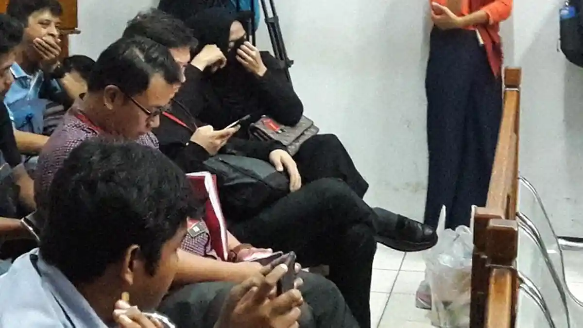 Istri Gatot Brajamusti Menangis Sang Suami Divonis 9 Tahun Penjara