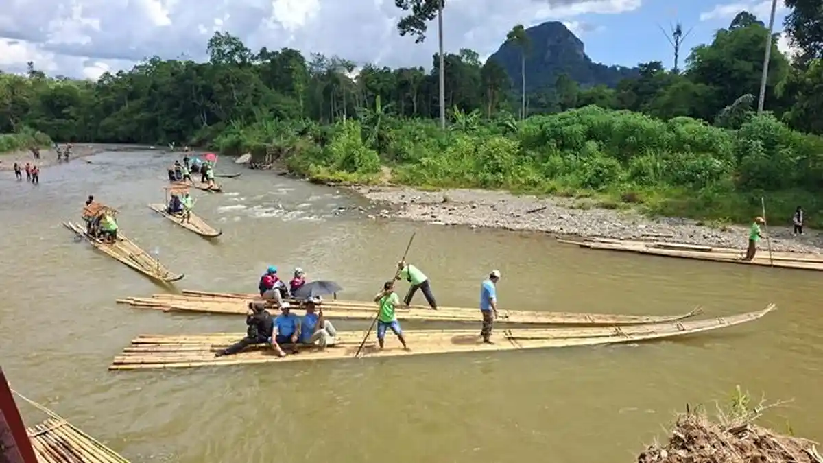 Kemampuan Lebih Joki Menantang Sungai Amandit Saat Festival Bamboo Rafting Loksado HSS Kalsel - Banjarmasinpost.co.id