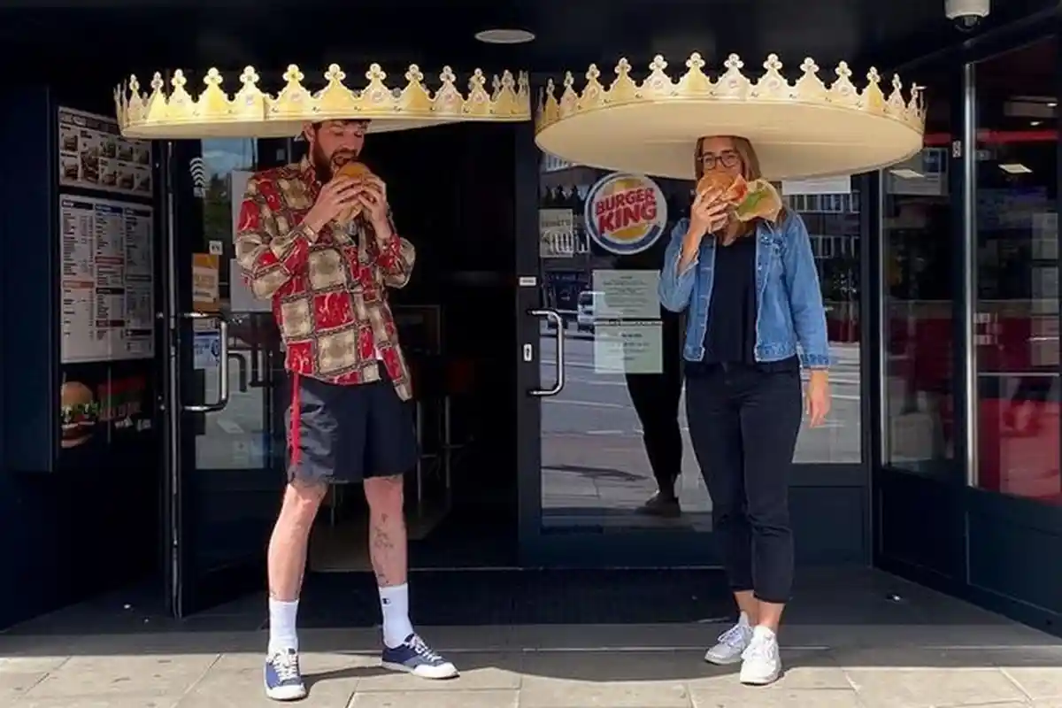 Atasi Jarak Antara Pelanggan dengan Lucu, Ini Cara Burger King Terapkan Physical Distancing