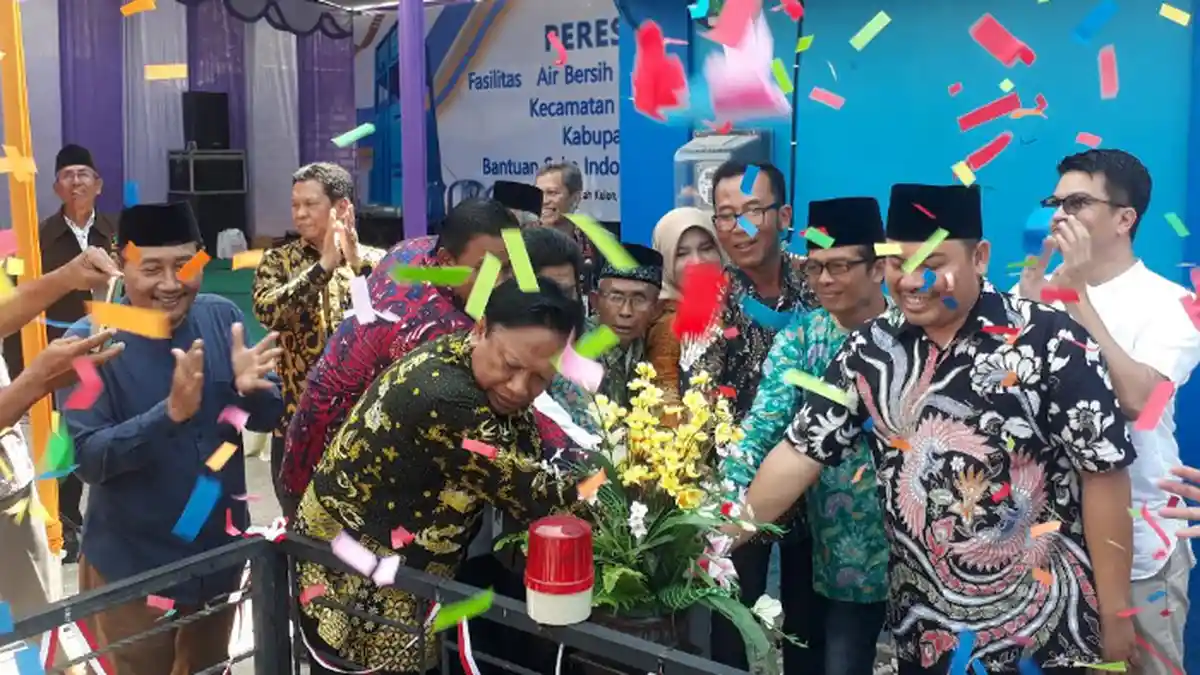 Warga Pantai Utara Gresik Bertahun-tahun Mandi Air Asin, Air Bersih dari SKK Migas Disambut Gembira