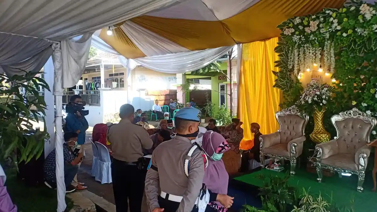 BREAKING NEWS - Polisi Cilimus Bubarkan Hajat Pernikahan di Desa Sampora  Kuningan