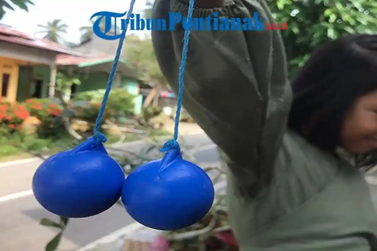 Warga Sambas Sebut Mainan Lato-lato Alihkan Anak dari Pengaruh Handphone