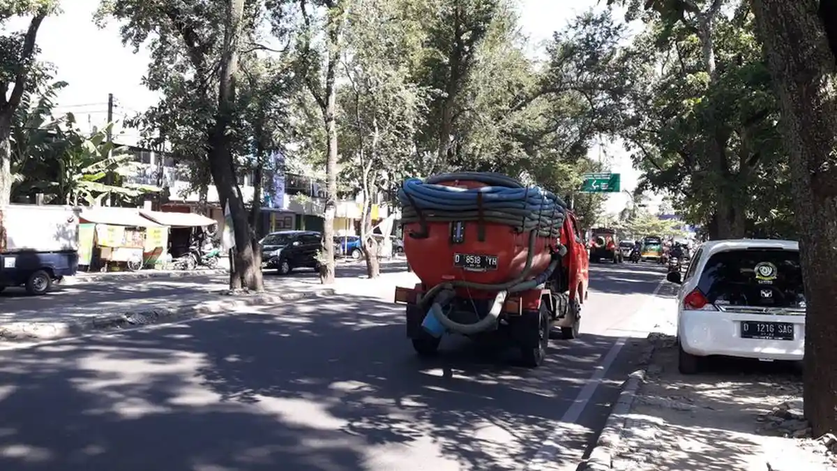 Aneh, di Satu Jalan di Bandung, Kendaraan Justru Melaju di Lajur Kanan