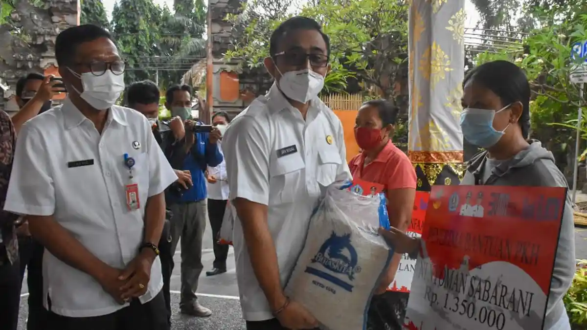 Wali Kota Jaya Negara Serahkan BPNT, PKH dan BST Kepada KPM di Kota Denpasar