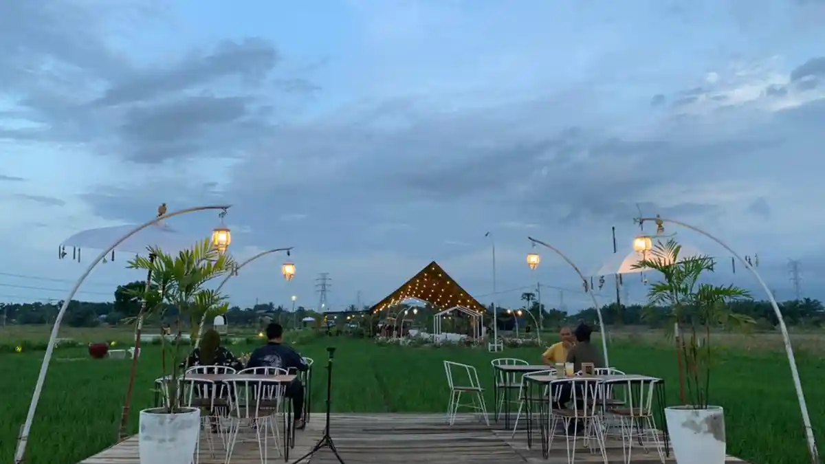 SERUNYA Buka Puasa Sembari Menikmati Matahari Tenggelam dengan Pemandangan Persawahan di Kakuta