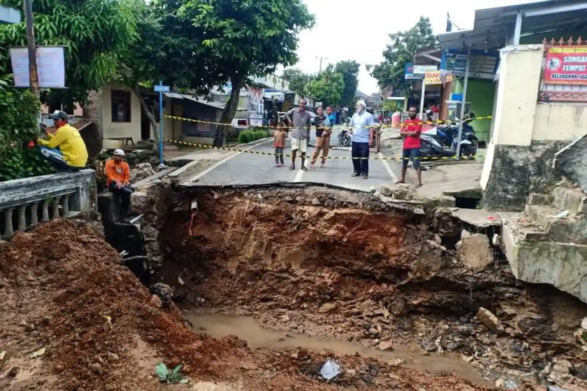 Jembatan Penghubung Dua Kelurahan di Bandar Lampung Ambrol, Diduga Akibat Hujan Deras