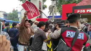 Massa-yang-demo-di-Polda-Sumut-terkaitpenangkapan-Sorbatua-Siallagan-terlibat-saling-dorong.jpg