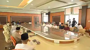Mahyeldi-saat-menghadiri-rapat-pesKota-Busggi-Jumat-2952026.jpg