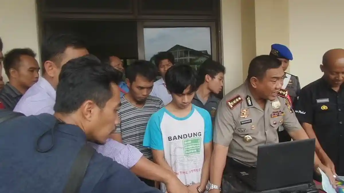 Komplotan Ini Berbekal Stempel dan Cap Palsu Larikan 9 Mobil Mewah dari Leasing