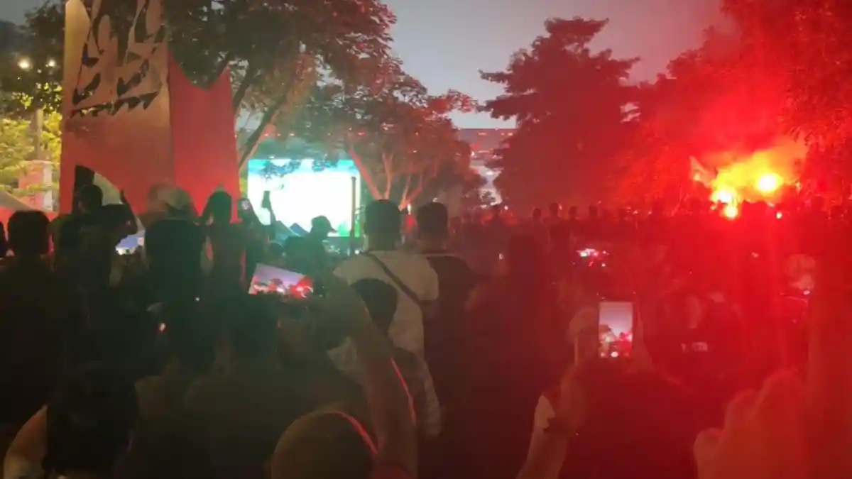 Flare Merahkan Sekeliling SUGBK Sesaat Ole Romney Cetak Gol ke Gawang China