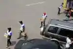 Tribun Bagikan Tabloid Tour De Java Gratis di KM 19