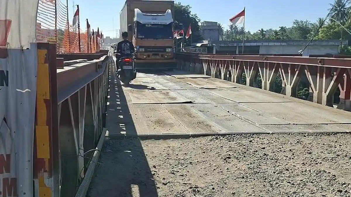 Empat Keping Lantai Jembatan Bailey Kutablang Patah, Kendaraan Tertahan 6 Jam Lebih