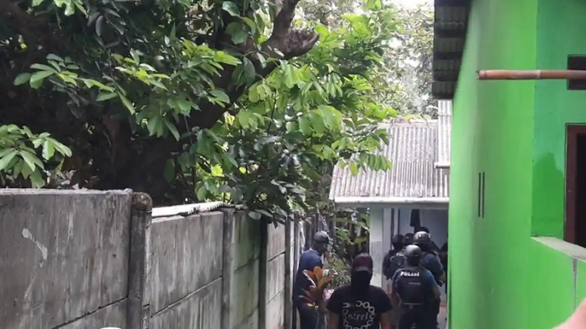 Grebek Sebuah Rumah di Cipayung, Densus 88 Amankan Suami-Istri