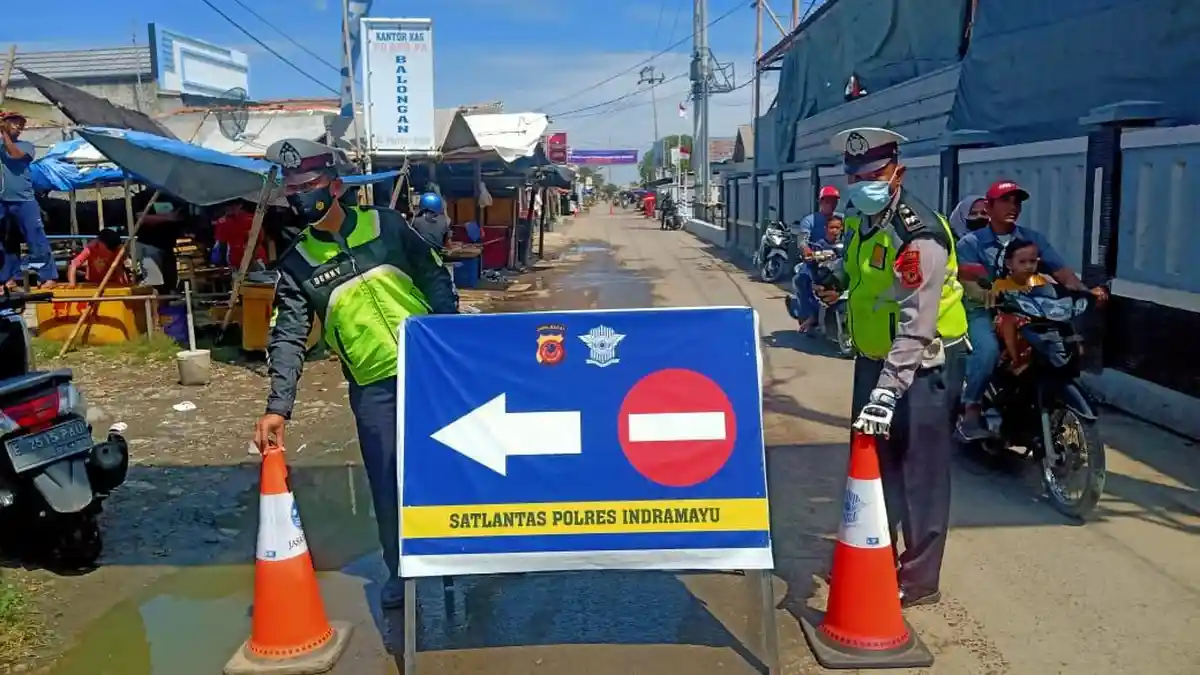 Jalur Wisata Karangsong Indramayu Padat Pengunjung, Polisi Buka Tutup Jalan
