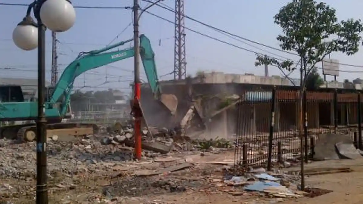 Ratusan Kios dan Toko di Stasiun Bogor Dibongkar