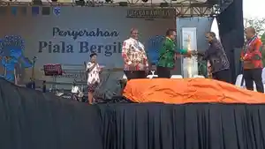 20240623_penyerahan-piala-bergilir-pesparawi.jpg