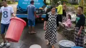 Pihak-PT-AM-Intan-Banjar-berikan-layanan-air-bersih-kepada-warga.jpg