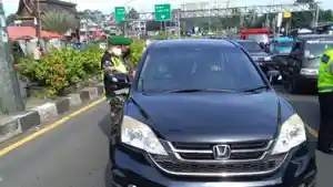 simpang-gadog-diserbu-kendaraan-menuju-puncak-senin-162020.jpg