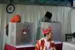 Cawali Kota Batu Gus Din Coblos di TPS 11