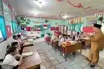 guru-mengajar-di-sekolah-SDN-13-Pekanbaru.jpg