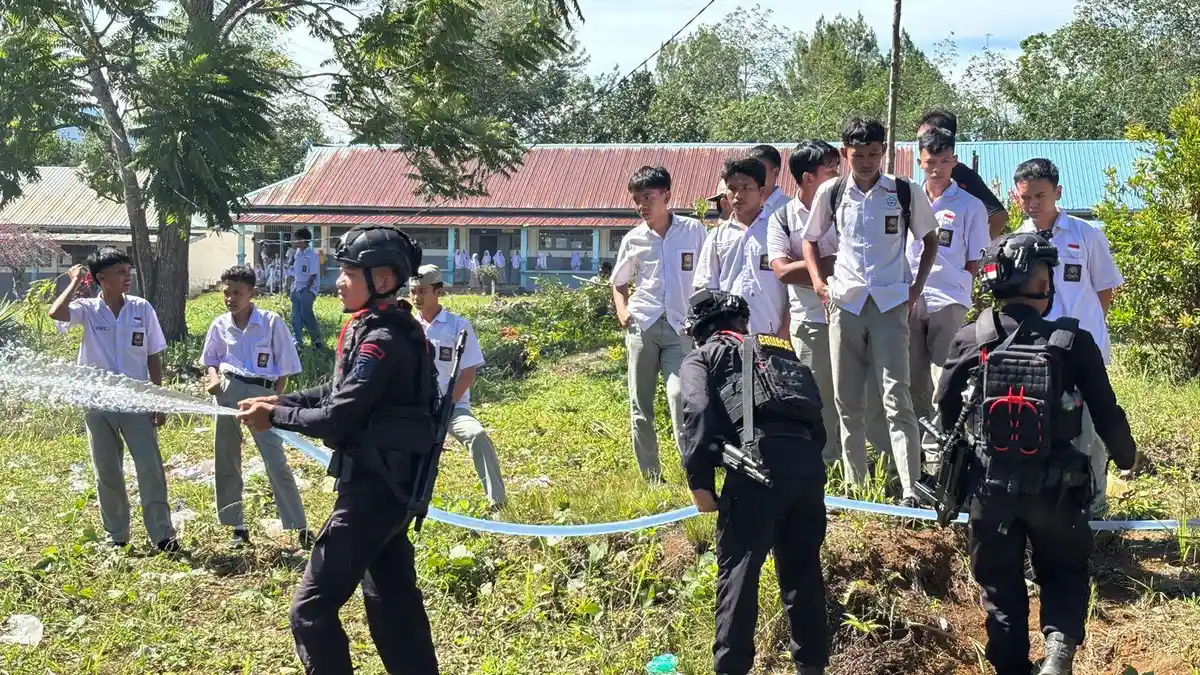 Brimob Batalyon C Pelopor Padamkan Kebakaran Lahan di Angkola Timur Saat Patroli Dialogis