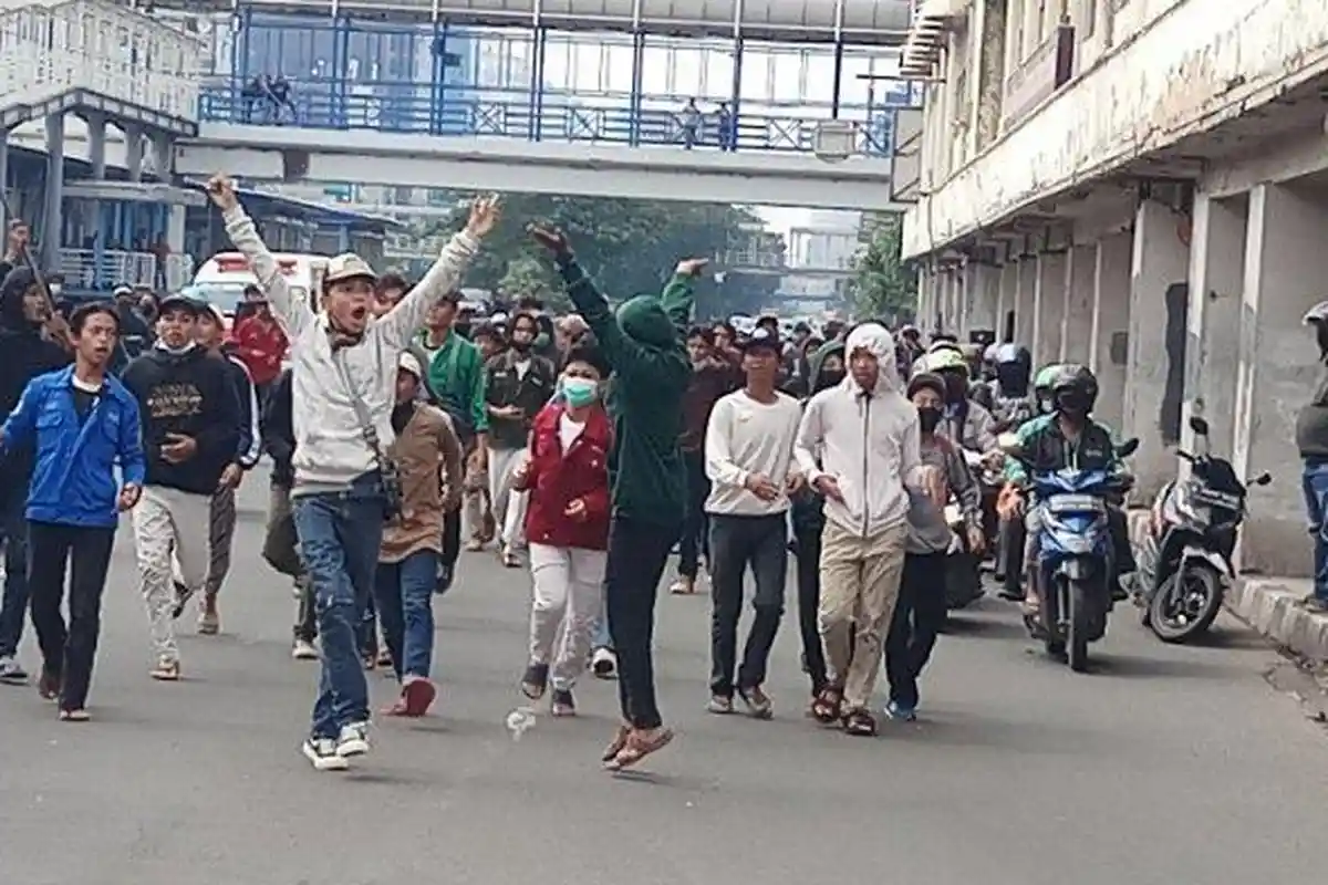 Massa Pendemo Serang Polisi Pakai Bola Kasti Beracun, Saat Bola Disentuh Polisi Langsung Sesak Nafas