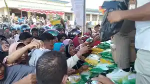 Momen-Masyarakat-Berburu-Beras-Murah-di-Baubau-Sulawesi-Tenggara-Harga-Rp53-Ribu-per-5-Kilogram.jpg