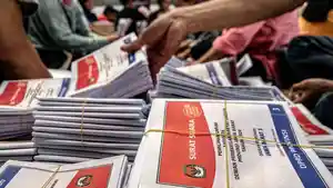 Ilustrasi-petugas-sortir-lipat-surat-suara-Pemilu-2024.jpg