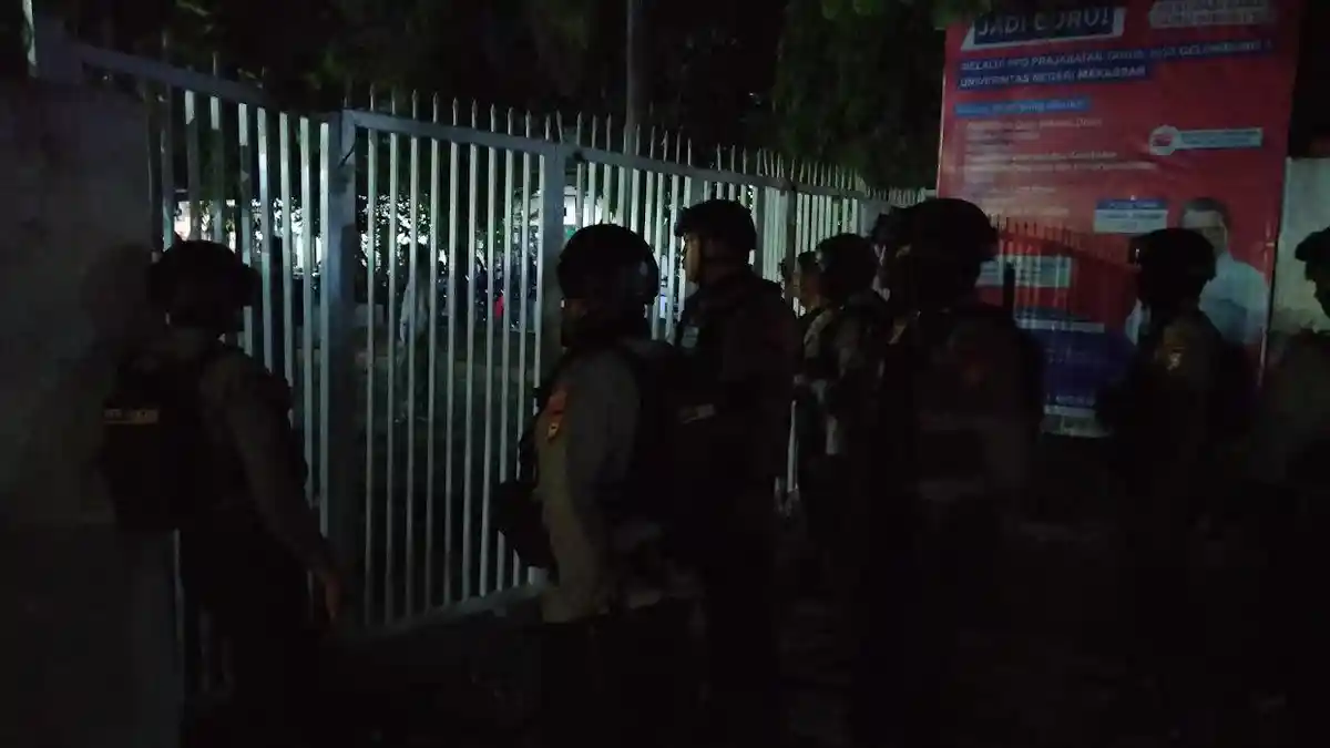 Dibubarkan Polisi di Depan UNM, Mahasiswa Pindah Unjuk Rasa ke Samping Kampus