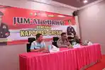 Wakapolres-Gresik-Kompol-Kadek-Oka-Suparta-saat-berbincang-dengan-warga.jpg